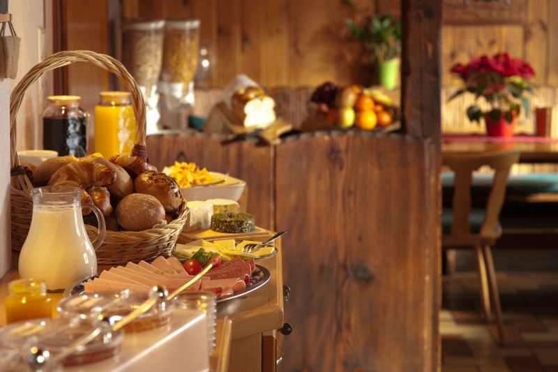 brasserie-AUVARE-min_breakfast_buffet_food_restaurant_meal_hotel_plate_fresh-718745